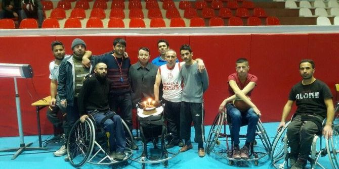 Sümbül Engelliler Spor Kulübünden Gönüllü Koçlarına Doğum Günü Sürprizi