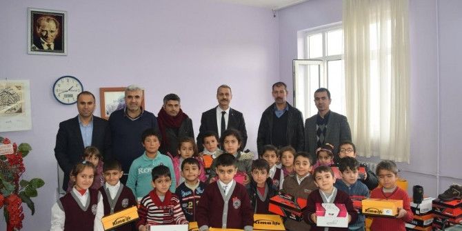 Hayırsever İş Adamından Öğrencilere Ayakkabı Yardımı