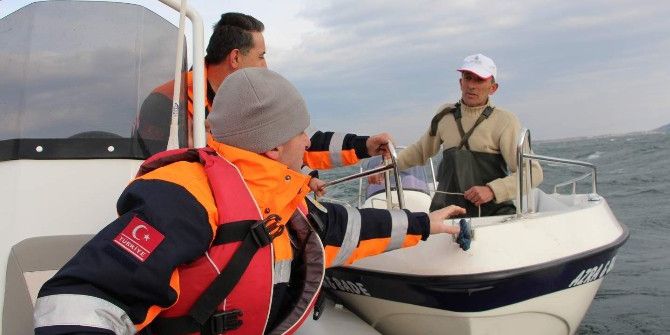Gölde Sürüklenen Teknesini Kurtarmak İsterken Mahsur Kaldı