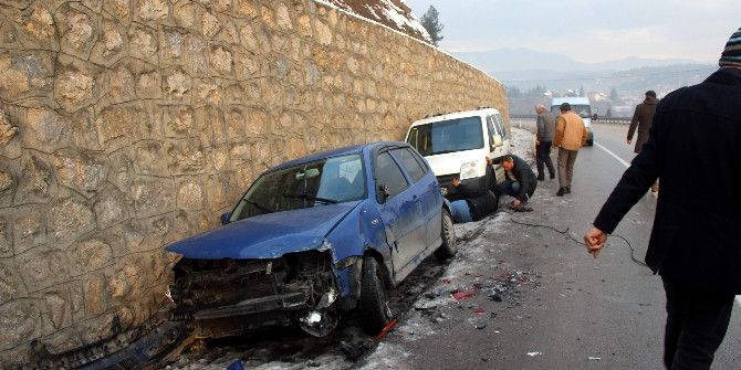Buzlanan Yolda 10 Araç Kaza Yaptı