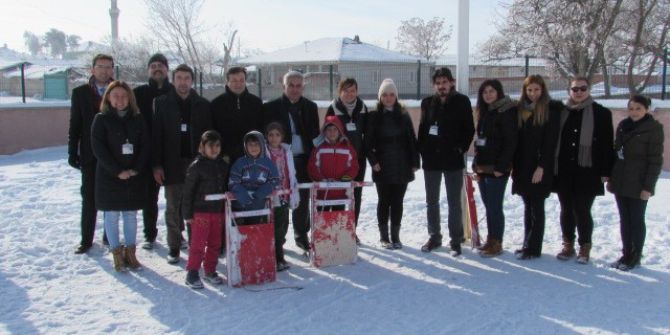 Mahmudiye’deki ‘Karda Kızak Yarışması’nda Birinci Olan Öğrencilere Kızak Hediye Edildi