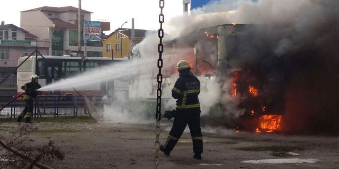 Galeride Satılmayı Bekleyen 2 Otobüs Alev Alev Yandı