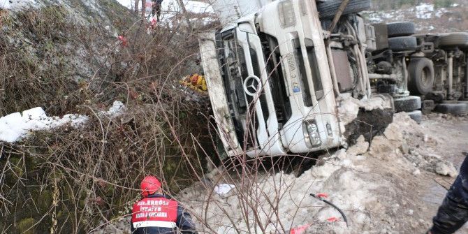 Su Kanalına Devrilen Tır Sürücüsü Hayatını Kaybetti