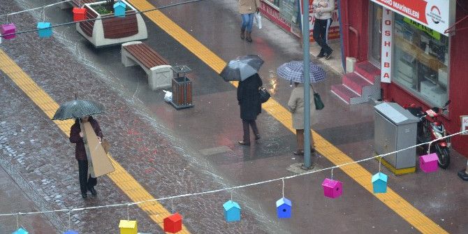 Balıkesir’de Sağanak Yağış Hayatı Olumsuz Etkiliyor