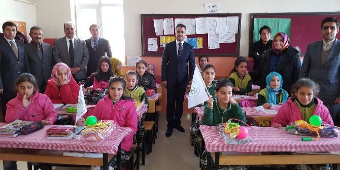 Gevaşlı Öğrencilere Uzanan Masum El