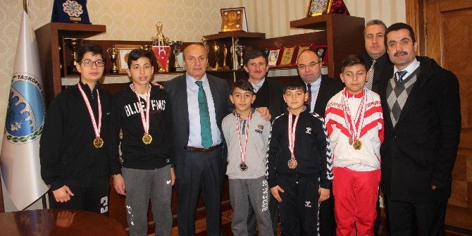 Şampiyon Kick-boksçular, Başkan Arslan’ı Ziyaret Etti