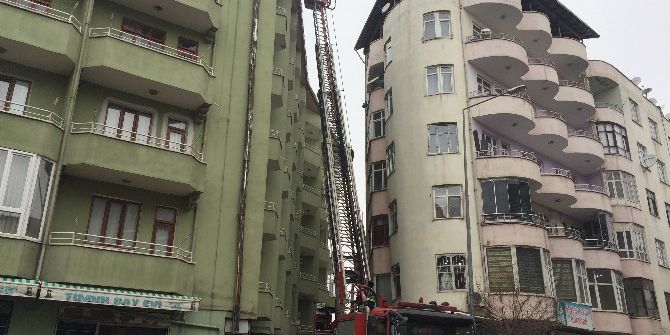 Iğdır’da İtfaiye Ekipleri Tehlike Saçan Buz Sarkıtlarını Temizledi