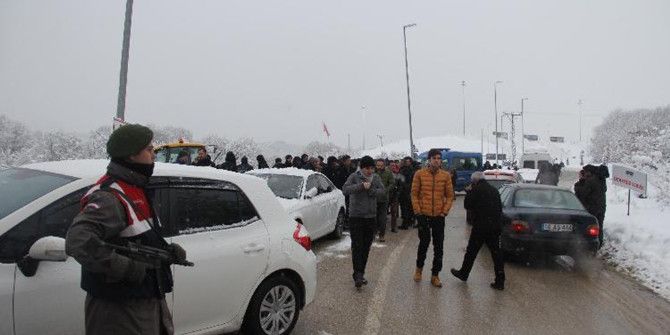 Avm’nin Bağlantı Yolunu Karayolları Açtı, Belediye Ekipleri Tekrar Kapattı
