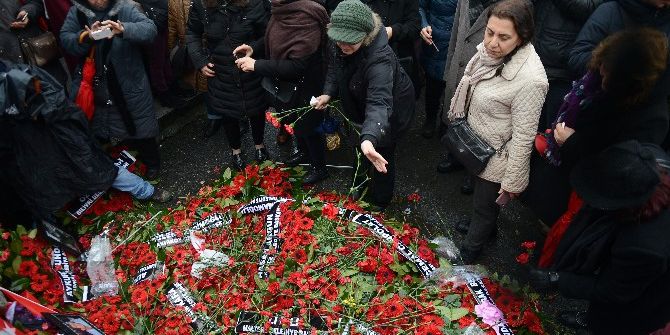 Chp’li Kadınlar Reina Önünde Hayatını Kaybedenleri Andı