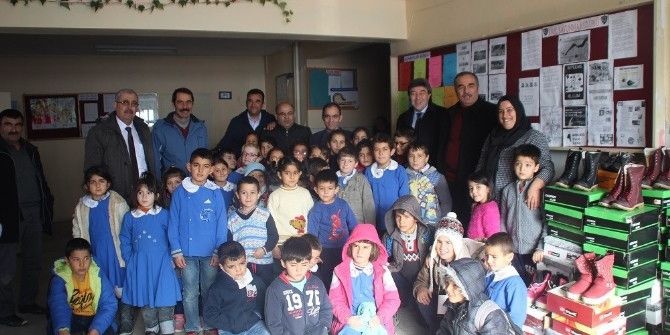 Pınarbaşı Belediyesinden İlkokul Ve Ortaokul Öğrencilerine Yeni Yıl Hediyesi