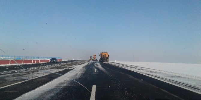Karayolları Kars-sarıkamış Yolunun Buzunu Temizliyor