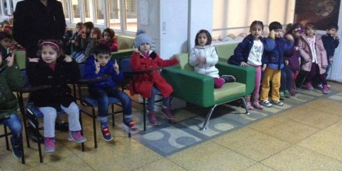 Anaokulu Öğrencileri Piyano Çalıp Şarkı Söyledi