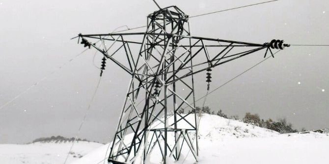 Kar Elektrik Direğini Kırdı