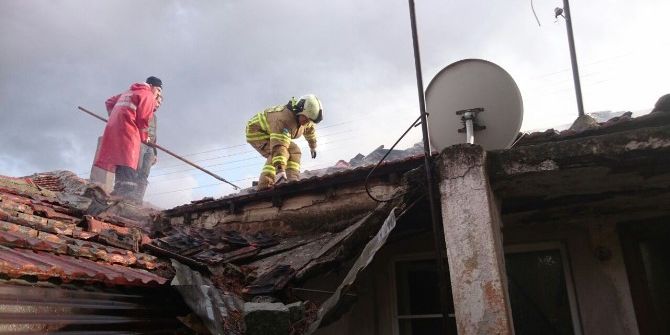 Bacadan Çıkan Yangın Bir Evi Kül Etti