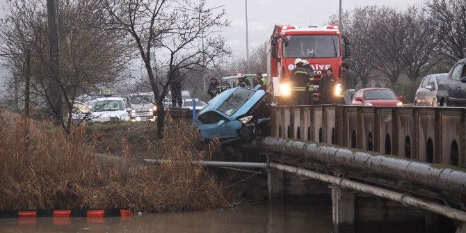 Yoldan Çıkan Otomobil Köprüde Asılı Kaldı