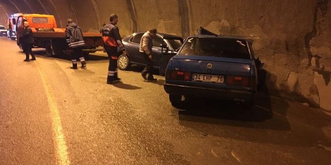İki Otomobil Tünelde Çarpıştı: 3 Yaralı