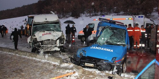 Askeri Araç Ve Yolcu Minibüsü Çarpıştı: 2 Şehit, 10 Yaralı