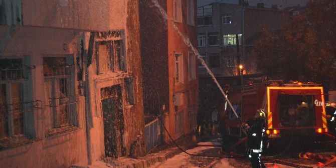 Tarihi Surlarının Yanında Korkutan Yangın