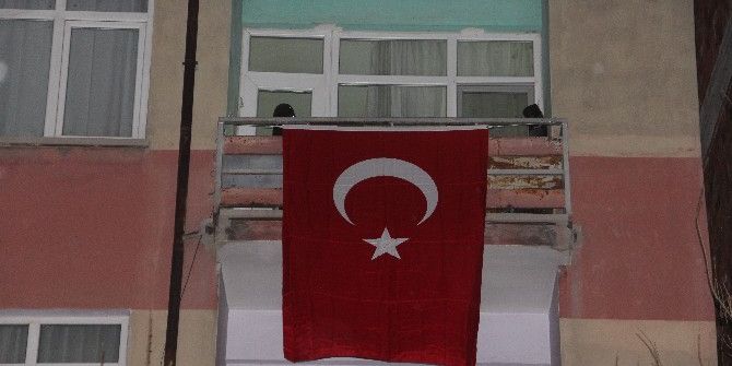 Kahraman Şehidin Baba Evine Türk Bayrakları Asıldı