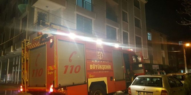 4 Katlı Binanın Çatısında Çıkan Yangın Korkuttu