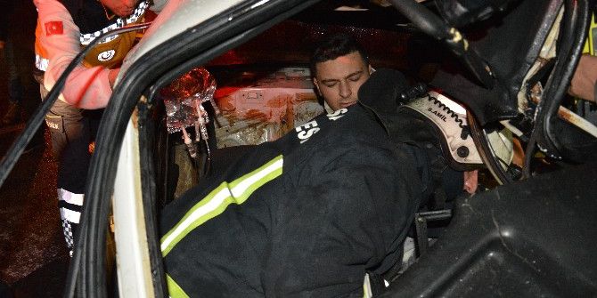 Araca Sıkışan Sürücü Ölümden Döndü