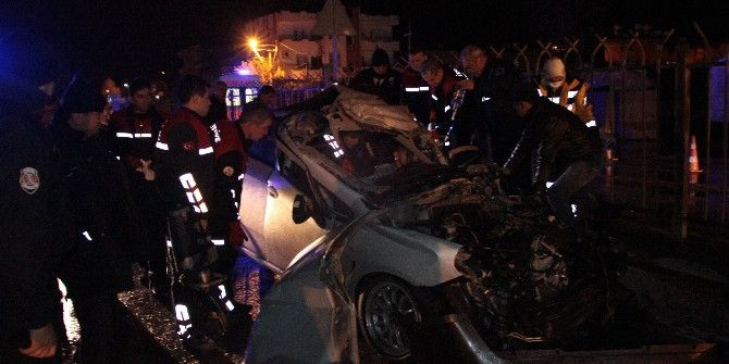 Adana’da 4 Kişi Hurdaya Dönen Araçtan Sağ Çıktı