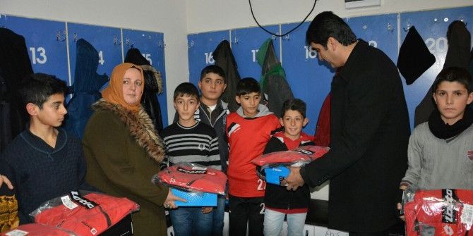 Genç Sporculara Malzeme Desteği