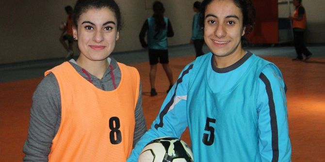 Futbolcu Kız Kardeşler Erkeklere Taş Çıkarıyor