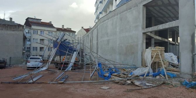 Fırtına Bursa’yı Uçuruyor...tonlarca Ağırlığındaki İskele Yerinden Söküldü