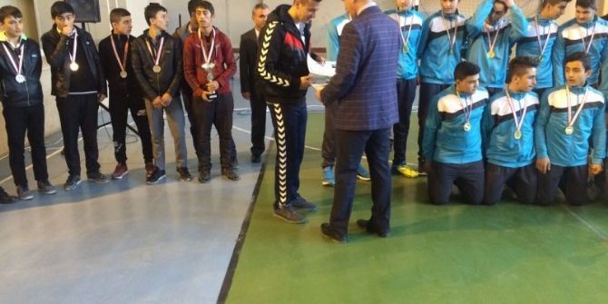 Sorgun’da Başarılı Öğrencilere Kupa Ve Belge Verildi