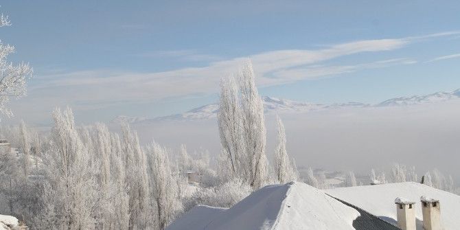 Başkale’de Soğuk Havanın Oluşturduğu Kar Manzarası