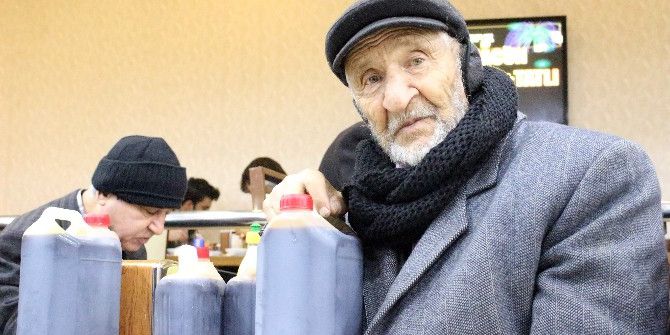 Hasta Eşine Bakabilmek İçin Sokak Sokak Gezip Pekmez Satıyor