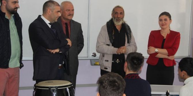 Şarkıcı Tarık Mengüç Kırklareli’nde Öğrencilerle Buluştu