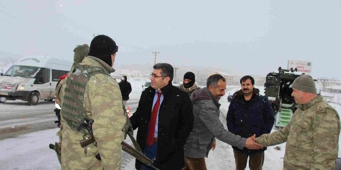 Varto Kaymakamı Çetin Yol Kontrol Noktalarını Denetledi
