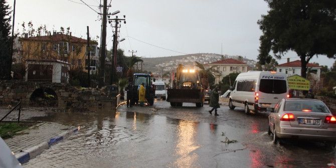 Sağanak Yağış Foça’da Etkili Oldu