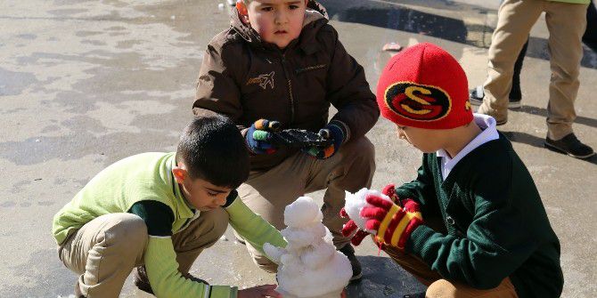 Erdemli’de Sahil Kesiminde Okuyan Öğrencilere Kar Sürprizi