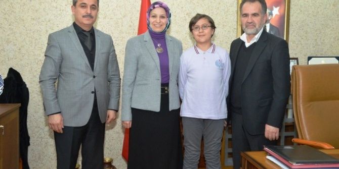 Sınav Birincisi Öğrenci İl Milli Eğitim Müdürü Durmuş’u Ziyaret Etti