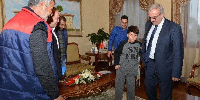 Suriyeli Ali Sevincini Vali Karaloğlu İle Paylaştı