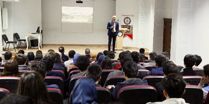 Üniversite Adayları Doğru Kariyer Planlamasını Rektör Yılmaz’dan Dinledi