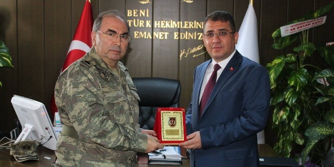 Tümamiral Bilgiç’den Dr. Happani’ye Plaket