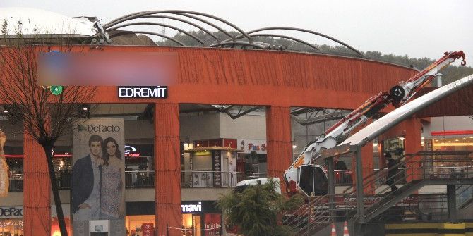 Lodos Avm’nin Çatısını Uçurdu