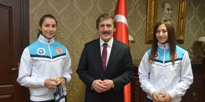 Rektör Çapoğlu, Avrupa 3.’sü Olan Badminton Takımını Ödüllendirdi