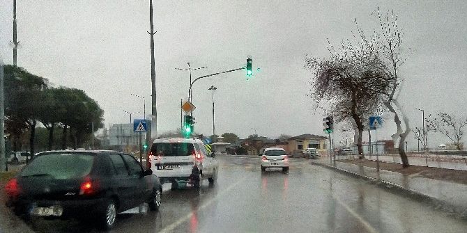 Lapseki’de Yağmur Etkili Oldu