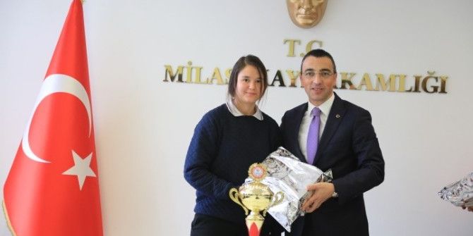 Kaymakam Arslan Şampiyon Takımı Tebrik Etti