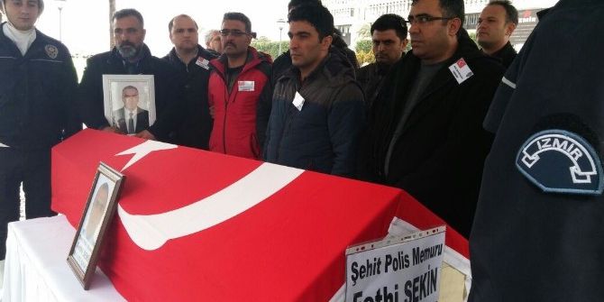 Kahraman Trafik Polisine Yağmur Altında Hüzünlü Veda