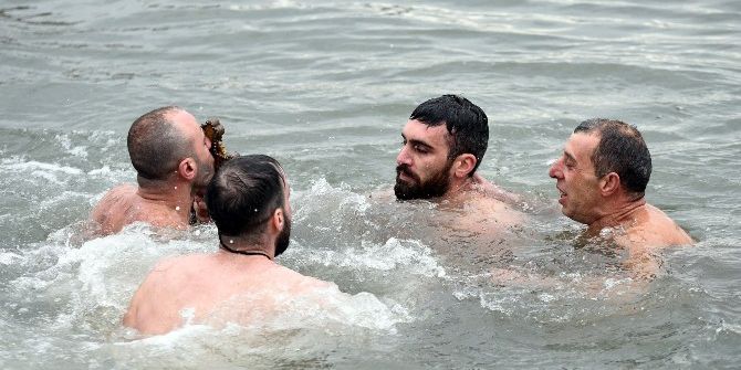 Haç Çıkartmak İçin Haliç’in Soğuk Sularına Atladılar