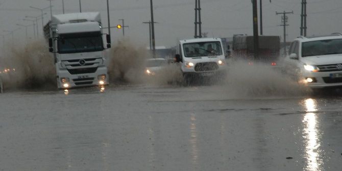 Çorlu’da Yağmur Caddeleri Dereye Çevirdi