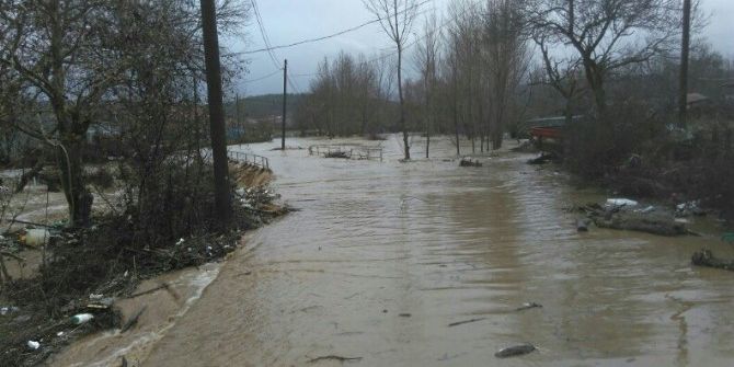Yağmur Suları Yol Kapattı
