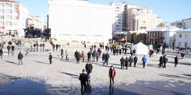 Yozgat’ta Kış Güneşi, Vatandaşı Sokağa Döktü