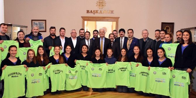 Büyükşehir’den Spor Kulüplerine Malzeme Desteği